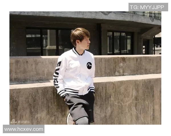 足球明星街拍高清图片展现球场外的时尚风采与个性魅力